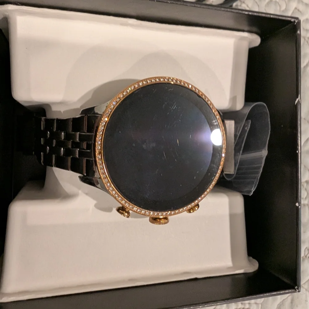Fossil Gen 6 Julianna Gunmetal & Rose Gold WearOS Smartwatch - Picture 4 of 5